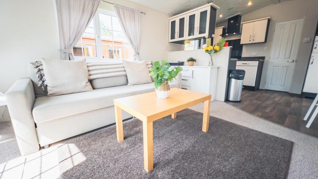 Angie'S Haven, Superb 2 Bedroom Lodge With Hot Tub - Sleeps 6 - Felmoor Park Morpeth Exterior foto